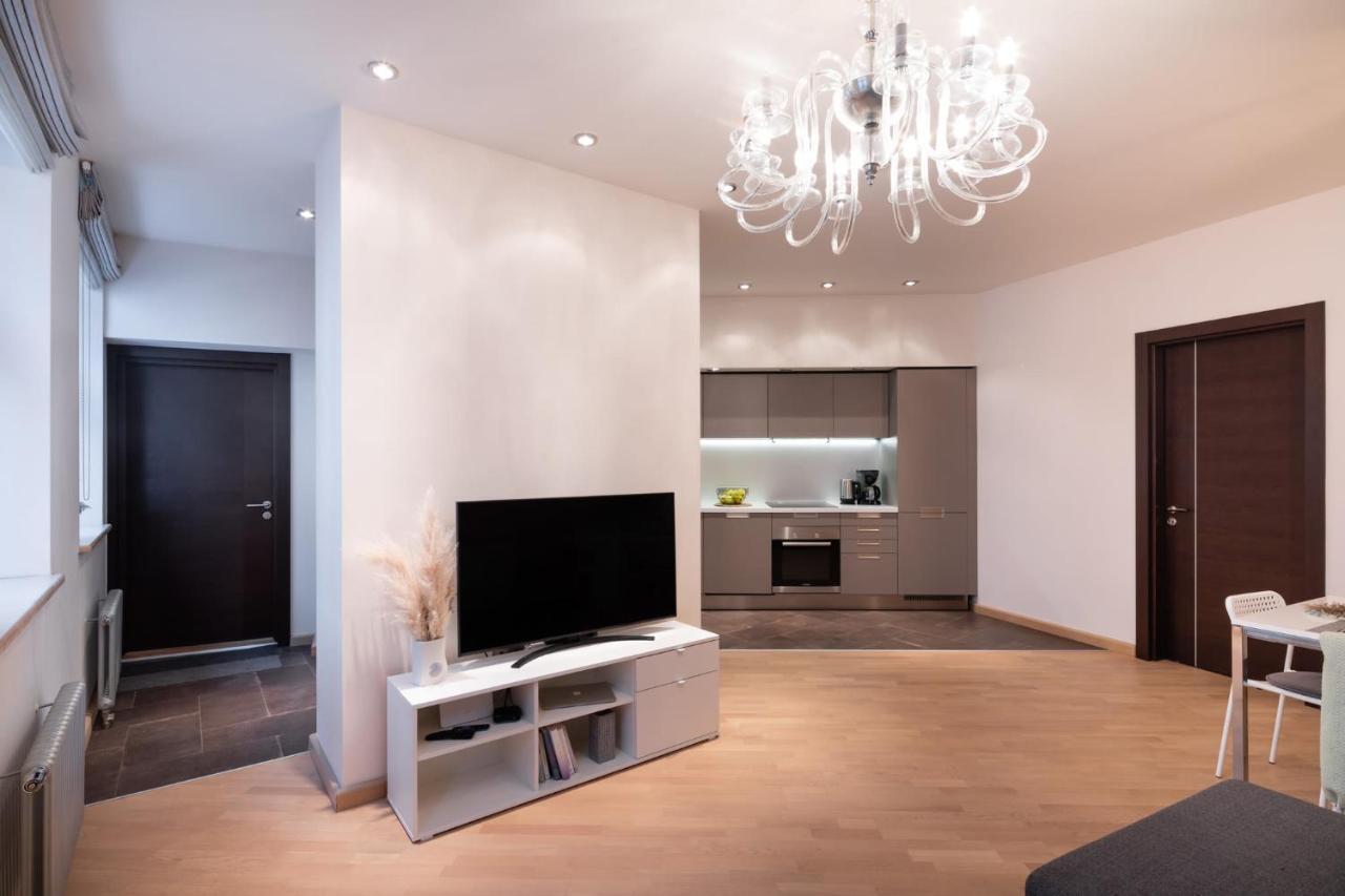 Old Two Bedroom With 2 Bathrooms Appartement Riga